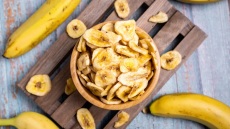 Γλυκά chips μπανάνας: Πώς να φτιάξετε εύκολα στο σπίτι το υγιεινό σνακ