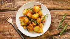 Δεντρολίβανο: με ποια υλικά ταιριάζει και πώς νοστιμίζει τα πιάτα μας (+ συνταγές)