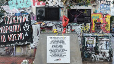 Λουλούδια στο μνημείο του Γρηγορόπουλου στα Εξάρχεια - Δείτε φωτογραφίες