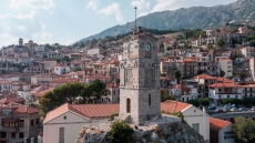 Αράχωβα: «Δεν συγκαλύπτουμε κακουργηματικές πράξεις σε ζωάκια», λέει η πρόεδρος του Συλλόγου Ξενοδόχων