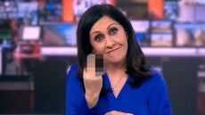 Βρετανία: «Συγγνώμη» ζήτησε η παρουσιάστρια του BBC που ύψωσε το μεσαίο της δάχτυλο