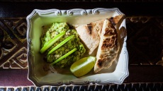 Γουακαμόλε με πράσινο μήλο και καβουρδισμένο κολοκυθόσπορο