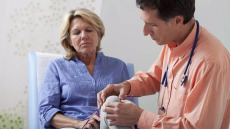 Γόνατο – Οστεοαρθρίτιδα: Ο απρόσμενος παράγοντας που μπορεί να μας γλιτώσει από την επέμβαση