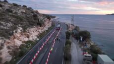 Βάρκιζα: Δείτε πώς ενισχύουν τα πρανή στα λιμανάκια