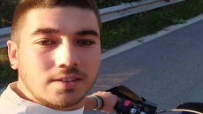 Θρήνος για τον 29χρονο στο Θέρμο -  Πήγε να αποφύγει ΙΧ που είχαν σταματήσει για να περάσουν πρόβατα και έπεσε σε τοιχίο