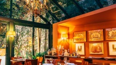 Ρεβεγιόν με ζεστή ατμόσφαιρα, γαστρονομικές εκπλήξεις και πάρτι διάθεση