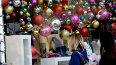 Σε εορταστικούς ρυθμούς η αγορά: Αρχίζουν τα καλάθια Χριστουγέννων και Άη Βασίλη - Όλες οι λεπτομέρειες