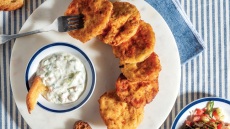 Τυροκεφτέδες με τηγανητές πατάτες