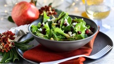 Βάζουμε στο γιορτινό τραπέζι εντυπωσιακές και πολύχρωμες σαλάτες