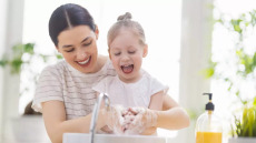 Η Νο1 κίνηση που «εξοντώνει» αποτελεσματικά τους ιούς – Επιλέξτε το κατάλληλο προϊόν