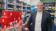 Το ελληνικό ντελικατέσεν στο Μιλάνο που μυεί τους Ιταλούς στους κουραμπιέδες και τα μελομακάρονα