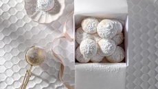 Κουραμπιέδες με καραμελωμένα αμύγδαλα από τον Στέλιο Παρλιάρο