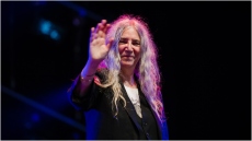 Η Πάτι Σμιθ κατέρρευσε κατά τη διάρκεια συναυλίας στη Βραζιλία και επέστρεψε στη σκηνή με αναπηρικό αμαξίδιο