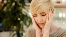 Εμμηνόπαυση: Ποιες γυναίκες έχουν εντονότερα συμπτώματα και περισσότερο άγχος – 7 tips διαχείρισης του στρες