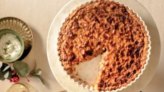 Τάρτα με μοσχαρίσιο κιμά, σταφίδα και κουκουνάρι