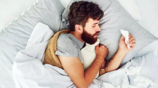 Κρυολόγημα: Προσπαθείτε να κοιμηθείτε με βουλωμένη μύτη; 5 tips για να τα καταφέρετε