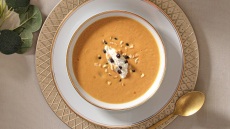 Σούπα γλυκοπατάτας με αμύγδαλα και σταφίδες