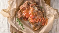 Σκορδάτες μπριζόλες με αρωματική κρέμα πολέντας