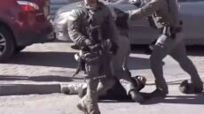 Ιερουσαλήμ: Η στιγμή που Ισραηλινοί αστυνομικοί επιτίθενται σε φωτορεπόρτερ του Anadolu και τον ξυλοκοπούν άγρια