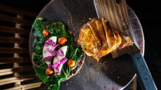 Τάκος με κοτόπουλο ελευθέρας βοσκής, πράσινο μήλο και λαχανικά