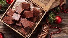 Fudge σοκολάτας: το πιο οικονομικό και νόστιμο γλυκό των γιορτών