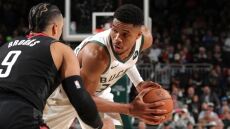 Γιάννης Αντετοκούνμπο: Έσπασε το ρεκόρ του Καρίμ Αμπντούλ Τζαμπάρ για τα περισσότερα ριμπάουντ στη νίκη επί των Ρόκετς