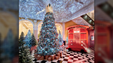 Ποιο είναι το ξενοδοχείο που κάθε χρόνο μεταμορφώνεται στο απόλυτο γιορτινό σκηνικό
