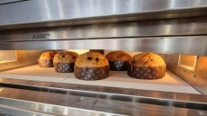 Ο ταλαντούχος κύριος Τυράκης μαθαίνει Έλληνες και Ιταλούς τι εστί αυθεντικό Μιλανέζικο πανετόνε