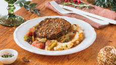 Σπαλομίτα ρολό με λαχανικά, με πουρέ και σάλτσα gravy