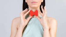 Θυρεοειδίτιδα Hashimoto: Πόσα κιλά παίρνουν οι πάσχοντες – Τι να προσέχουν στη διατροφή τους