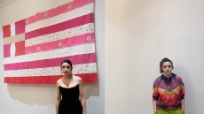 «Hταν ένας φόρος τιμής στις γυναίκες θύματα, έγινε λάθος διαχείριση από το ΥΠΕΞ» λέει η δημιουργός της ροζ σημαίας