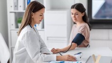 Υπέρταση: Τι συμπτώματα προκαλεί και πώς τη μετράμε σωστά – Ο καρδιολόγος απαντά