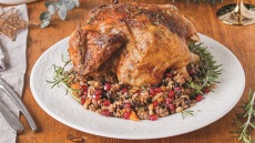 Κότα γεμιστή με ρύζι, κιμά και αποξηραμένα φρούτα