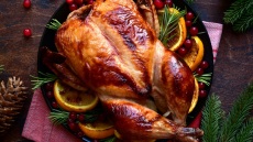 Γαλοπούλα: τι κάνουμε αν δεν έχει ξεπαγώσει την ώρα που θέλουμε να τη μαγειρέψουμε