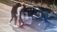 Αίγιο: Μέλη κυκλώματος διακίνησης μεταναστών προσπάθησαν να αρπάξουν γυναίκα στα διόδια - Δείτε βίντεο