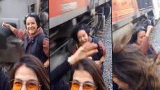 Τουρκία: Πόζαρε για σέλφι κοντά στις ράγες και τη χτύπησε διερχόμενο τρένο - Δείτε βίντεο