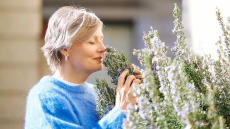 Άνοια: Έξι λιγότερο γνωστά σημάδια που προειδοποιούν ότι χάνουμε το μυαλό μας – Το πιο ανησυχητικό σύμπτωμα στο ντους