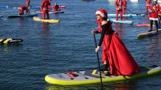 Θεσσαλονίκη: Ντυμένοι Άγιοι Βασίληδες διέσχισαν τον Θερμαϊκό κάνοντας SUP