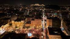 Η «Νύχτα των Ευχών» φώτισε και πάλι την Αθήνα - Εκατοντάδες φαναράκια στον ουρανό