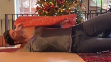 Σάκης Ρουβάς: Τυλίγει τον εαυτό του με χαρτί περιτυλίγματος - Έτοιμο το δώρο της Κάτιας, έγραψε