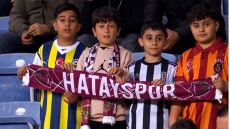 Ποδοσφαιρικός πολιτισμός στην Τουρκία: Παιδιά με διαφορετικές φανέλες ομάδων παρέα στο γήπεδο της Χατάγιασπορ- Δείτε βίντεο