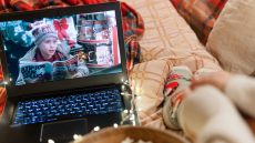 «Μόνος στο σπίτι»: Γιατί δεν βαριόμαστε τις ίδιες ταινίες – Τι κερδίζουν όσοι αγαπούν τις επαναλήψεις