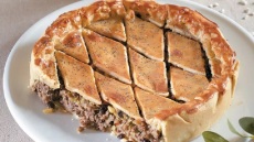 Πίτα με τραγανή ζύμη και γιορτινή γέμιση