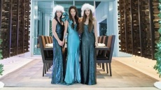 Βέρα Γουάνγκ: Στα 74 της είναι ίδια με τις 40 χρόνια μικρότερες κόρες της - Δείτε φωτογραφίες