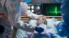 Κορωνοϊός: SOS για ηλικιωμένους και ευάλωτους – Πόσοι νοσηλεύτηκαν τις ημέρες των Χριστουγέννων