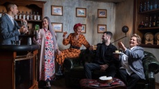 5 άνθρωποι της εστίασης μάς περιγράφουν πώς είναι να δουλεύεις τις μέρες των γιορτών