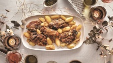 Κατσικάκι με μέλι, δυόσμο και πατάτες στον φούρνο