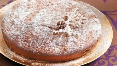 Βασιλόπιτα με καρύδια και καστανή ζάχαρη