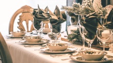 10+1 μυστικά για να στήσετε το πιο μαγικό ρεβεγιόν στο σπίτι σας