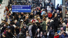 Απελπισία για 30.000 επιβάτες του Eurostar – Έμειναν αποκλεισμένοι στο Λονδίνο όταν πλημμύρισαν τα τούνελ του τρένου